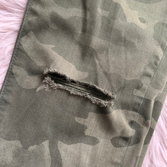 American Eagle CURVY Super Hi-Rise Camo Jeggings - Picture 2 of 7